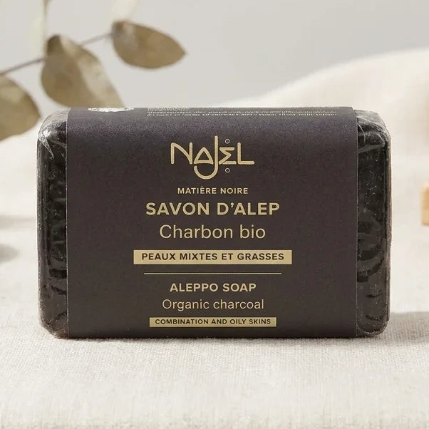 Savon d'Alep au Charbon Bio Najel 100g sur fond neutre minimaliste