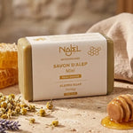 Savon d'Alep au miel Najel 100g avec miel et fleurs séchées sur fond neutre
