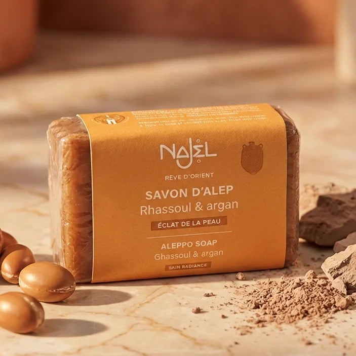 Savon d'Alep Najel Rhassoul Argan 100g sur marbre avec noix d'argan