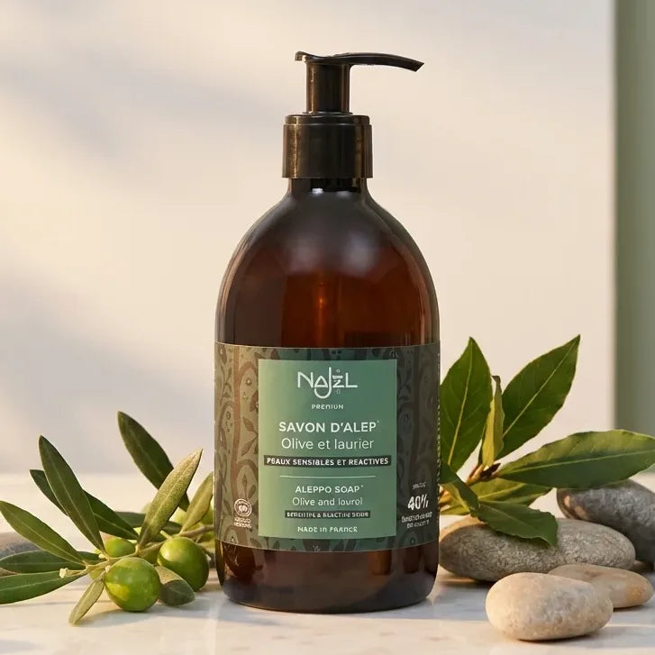 Savon d'Alep liquide Najel 500ml avec pompe, feuilles d'olivier et laurier sur pierre naturelle