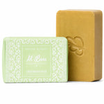 Savon d'Alep chèvrefeuille Al Bara doré avec emballage vert sur fond blanc