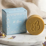 Savon d'Alep Al Bara Iris avec emballage bleu, fleurs séchées et marbre blanc