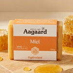 Savon de la Ruche au Miel Aagaard 100g avec miel et rayon de miel sur fond bois