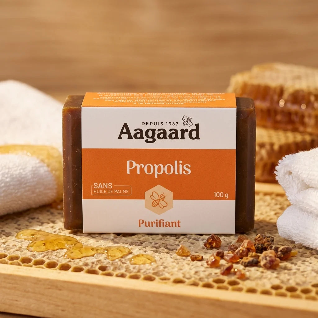 Savon Propolis Aagaard 100g sur surface bois avec emballage et miel, rituel beauté naturel