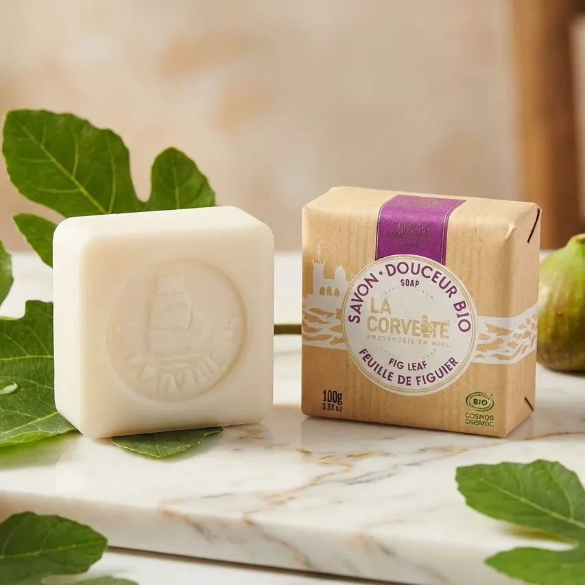 Savon de Marseille bio feuille de figuier 100g La Corvette sur marbre avec feuilles de figuier