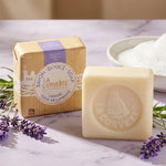 Savon Marseille lavande bio La Corvette 100g sur marbre avec fleurs lavande fraîches