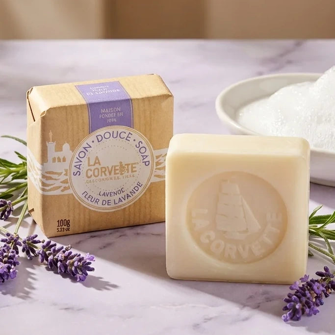 Savon Marseille lavande bio La Corvette 100g sur marbre avec fleurs lavande fraîches