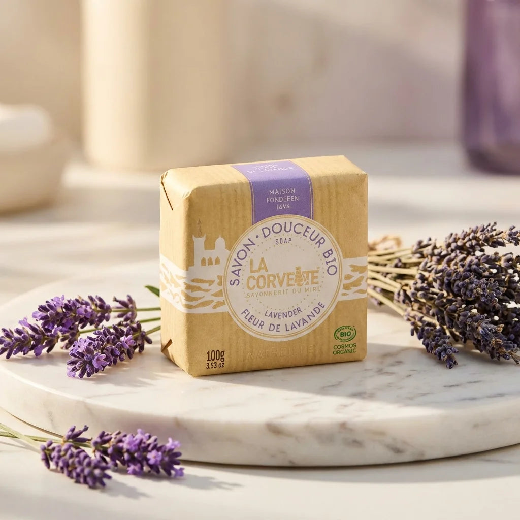 Savon de Marseille bio fleur de lavande 100g La Corvette sur marbre avec lavande fraîche