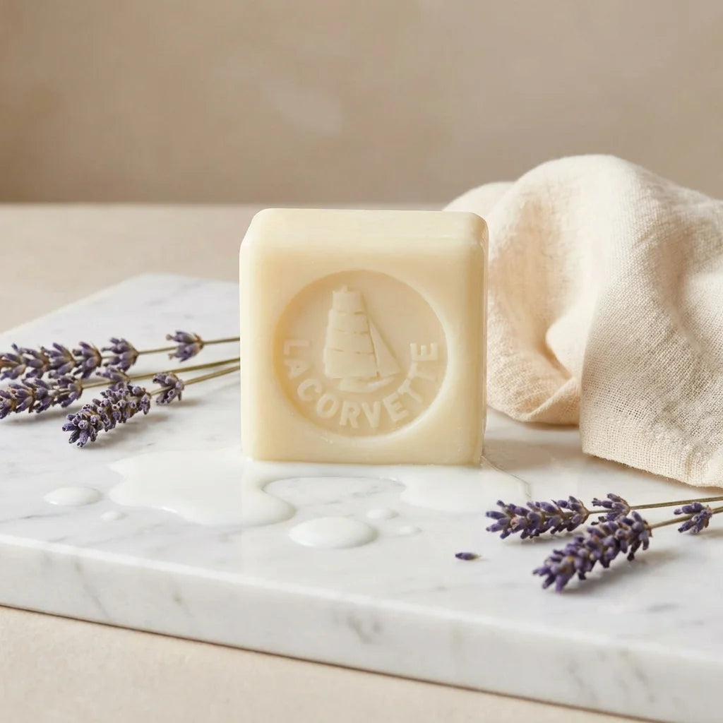 Savon de Marseille bio La Corvette au lait de chèvre 100g sur marbre avec lavande