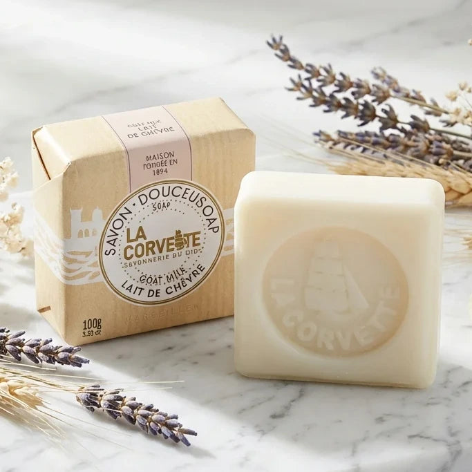 Savon de Marseille La Corvette lait de chèvre bio 100g sur marbre avec botaniques