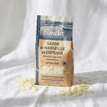 Savon de Marseille copeaux 750g La Corvette sur tissu lin blanc avec flocons dispersés