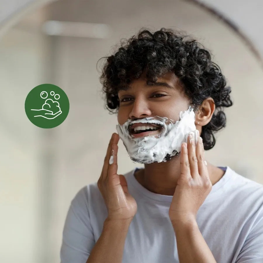 Photo d'un homme en train d'appliquer sur sa barbe du Savon de rasage sans parfum Bambaw
