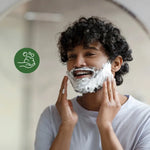 Photo d'un homme en train d'appliquer sur sa barbe du Savon de rasage sans parfum Bambaw