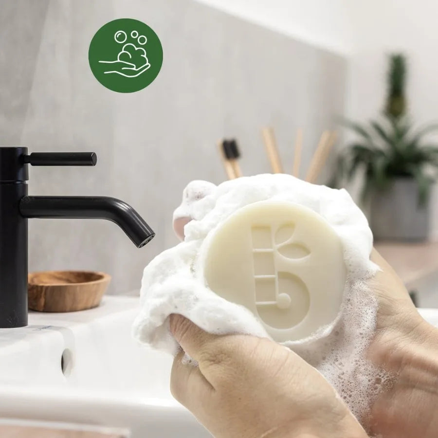 Zoom sur un pain de Savon de rasage sans parfum Bambaw en train de mousser après être passé sous l'eau