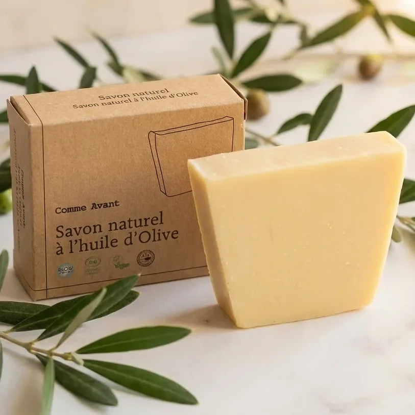 Savon bio à l'huile d'olive Comme Avant 100g avec branches d'olivier sur marbre blanc