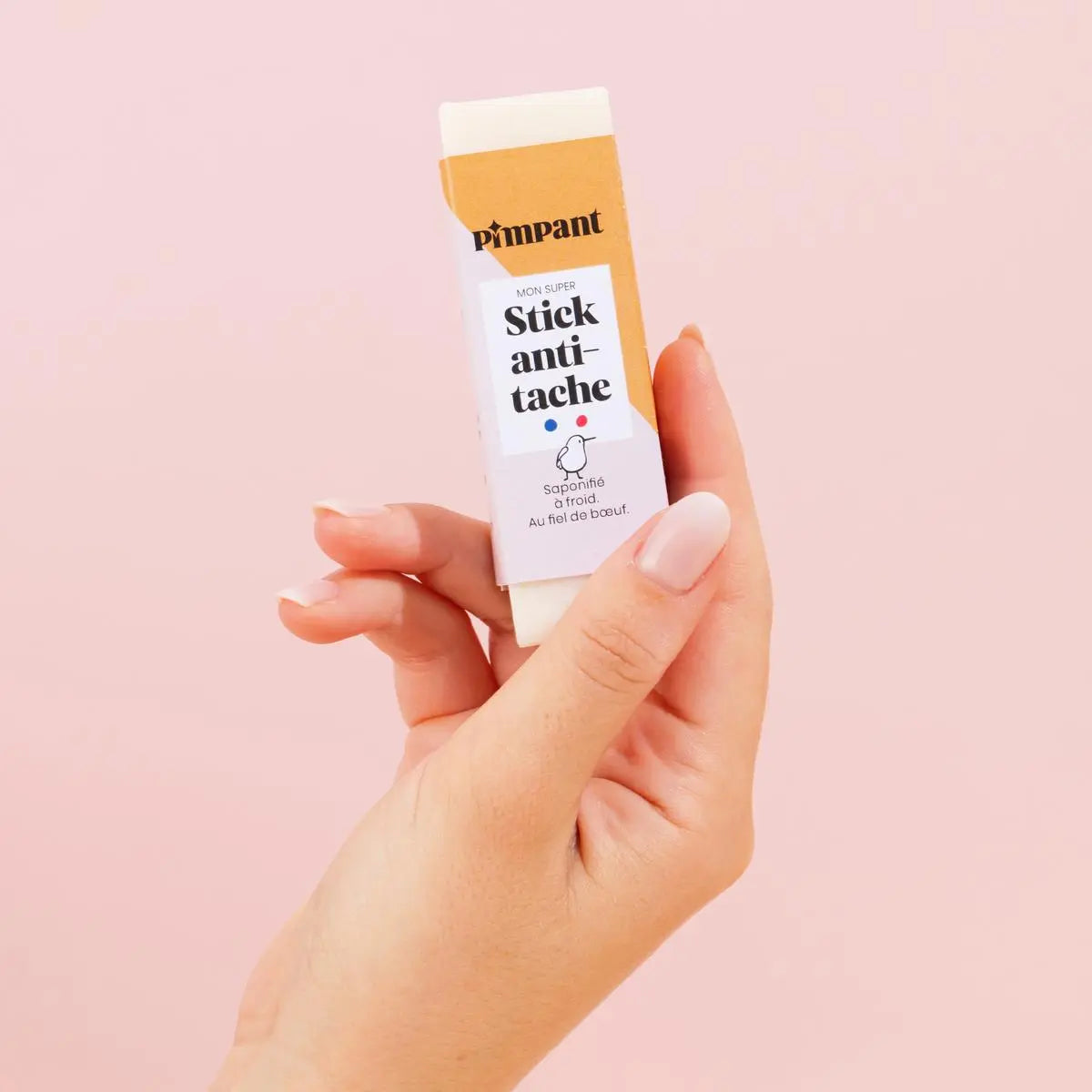 Un stick anti tache Savon détachant artisanal au fief de boeuf Pimpant tenu en main