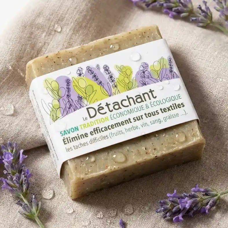 Savon détachant bio Eolesens 150g lavande sur tissu lin avec gouttes d'eau