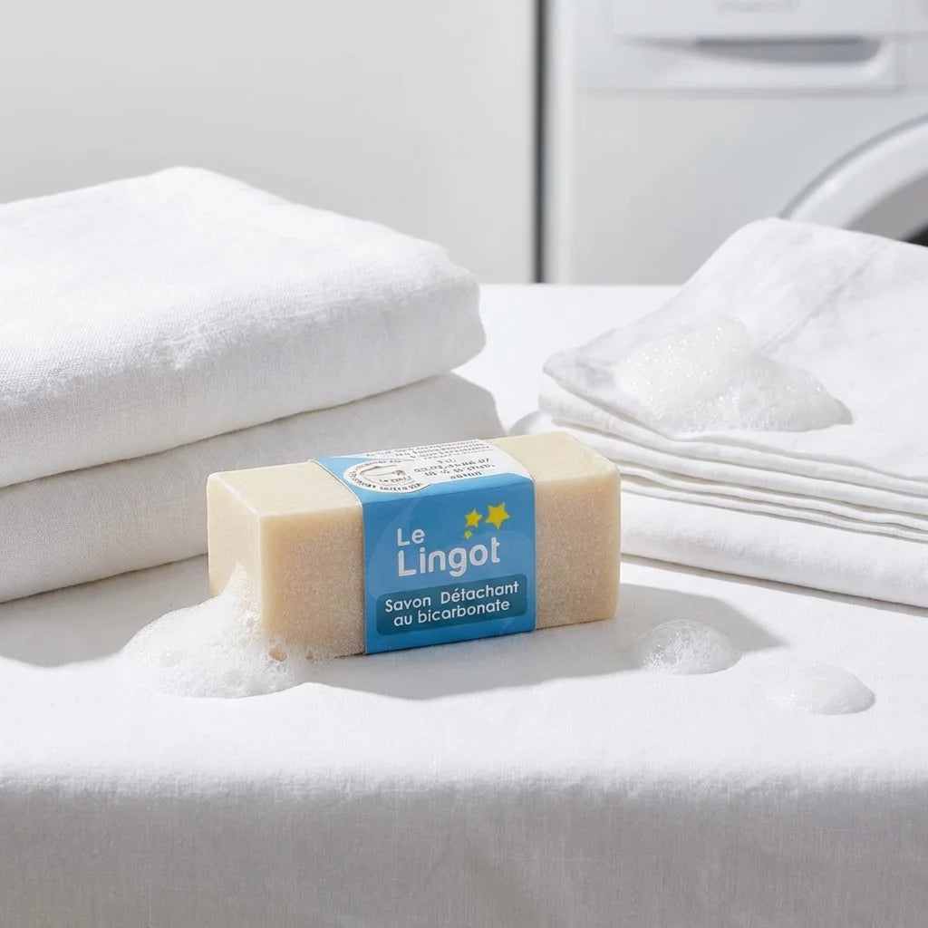Savon détachant Le Lingot 80g sur linge blanc avec mousse, efficacité nettoyage naturel