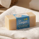 Savon Détachant Le Lingot 80g sur tissu blanc avec gouttes d'eau - Compagnie du Bicarbonate