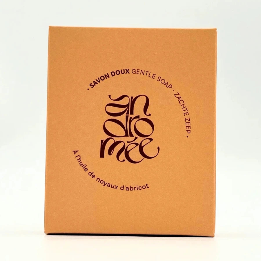 Packshot d'un savon doux saponifié à froid à l'huile d'abricot de la marque Andromée
