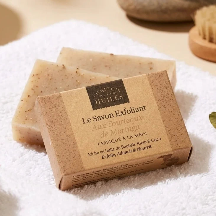 Savon exfoliant Moringa Comptoir des Huiles sur serviette blanche, ambiance spa luxe
