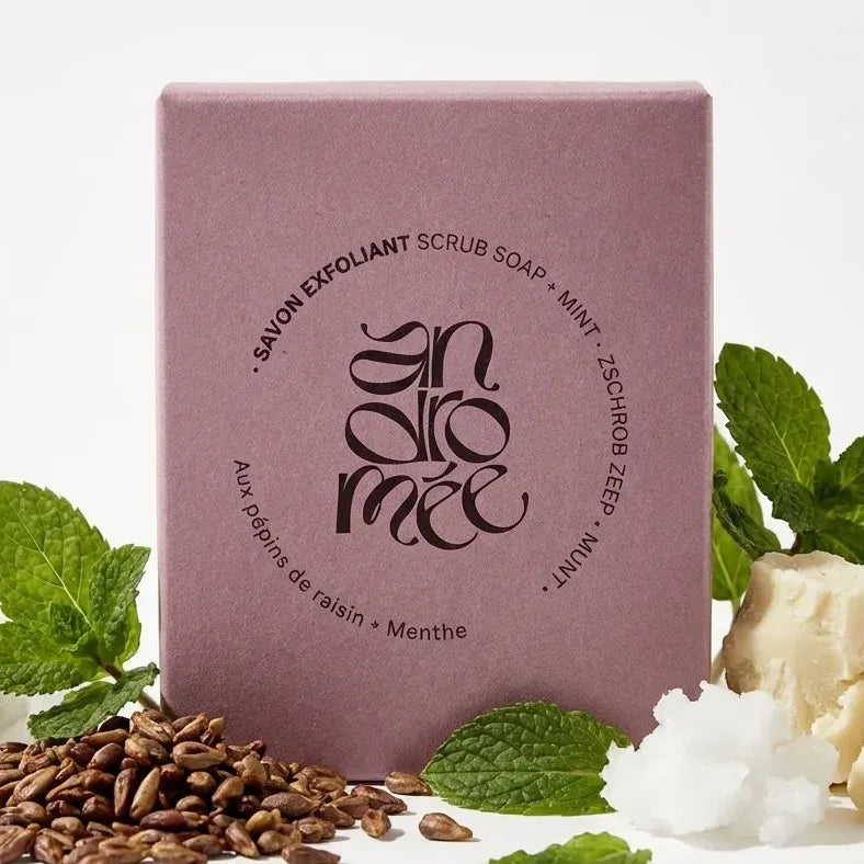 Savon exfoliant Andromée pépins de raisin menthe avec ingrédients naturels sur fond blanc