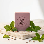 Savon exfoliant Andromée pépins de raisin menthe sur marbre avec feuilles de menthe fraîche