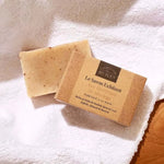 Deux savons exfoliants aux tourteaux de moringa de la marque Comptoir des huiles posés sur une serviette blanche