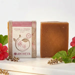 Savon géranium patchouli Antheya 100g avec fleurs et feuilles sur marbre blanc