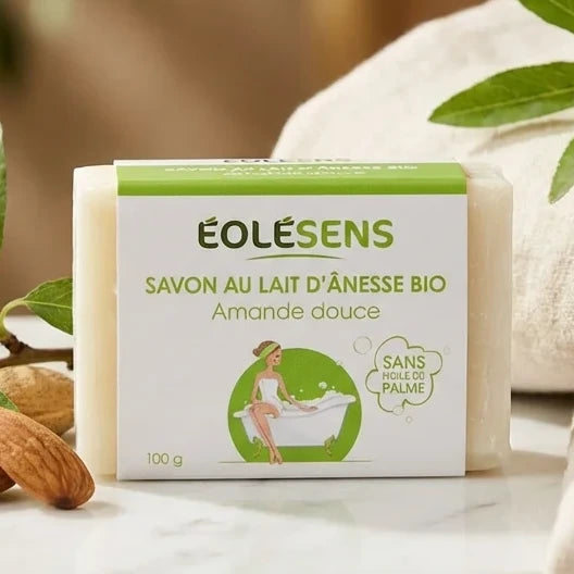 Savon bio lait d'ânesse amande douce Eolesens 100g sur vanité marbre avec branches amande fraîche