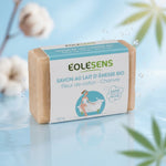 Savon lait d'ânesse bio et fleurs de coton Eolesens 100g sur fond bleu avec gouttes d'eau