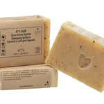 Savon bonne humeur, shampoing brillance, calendula & petit grain bigarade de la marque Jolis Baumes posé sur son packaging