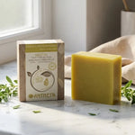 Savon neutre Antheya 100g pour peaux fragiles sur marbre blanc avec herbes