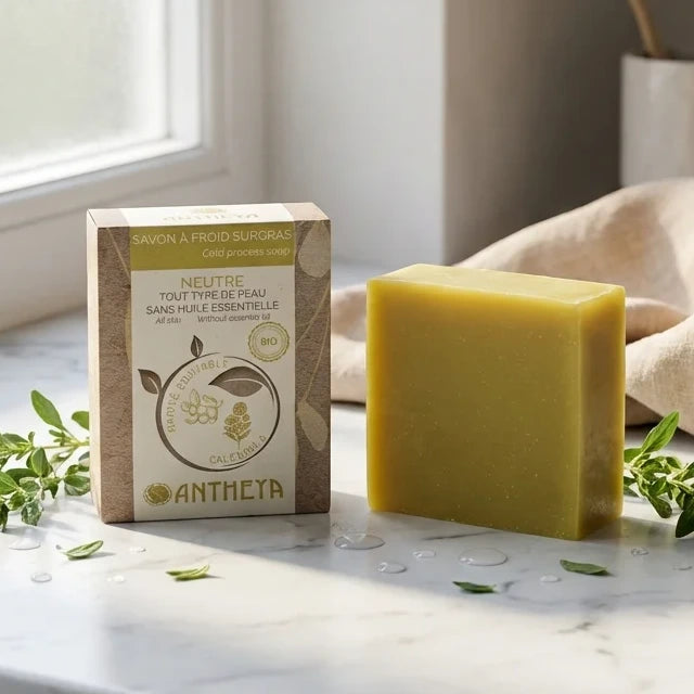 Savon neutre Antheya 100g pour peaux fragiles sur marbre blanc avec herbes