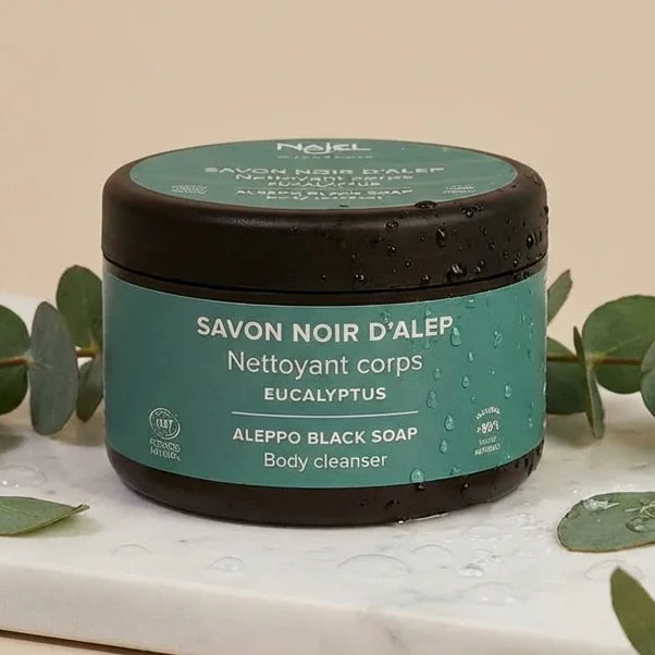 Savon noir d'Alep Eucalyptus 180g Najel avec feuilles fraîches sur marbre