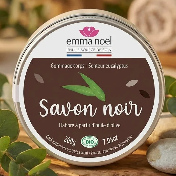Savon noir gommage eucalyptus Emma Noël sur pierre avec feuilles de spa