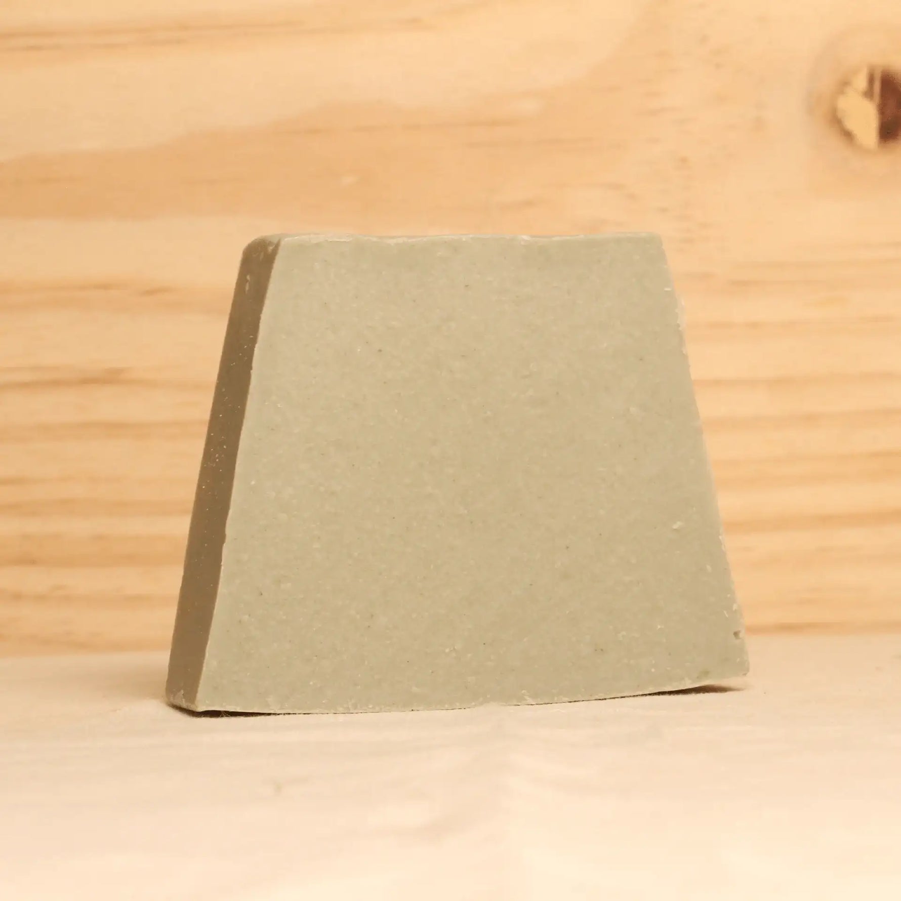 Zoom sur un savon pour peaux à imperfections de 100 g de la marque Comme Avant