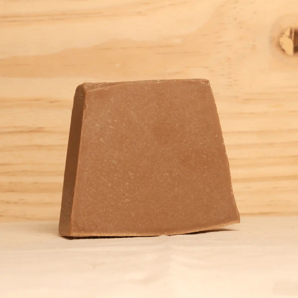 Zoom sur un pain de savon pour peaux sèches de 100 g de la marque Comme Avant