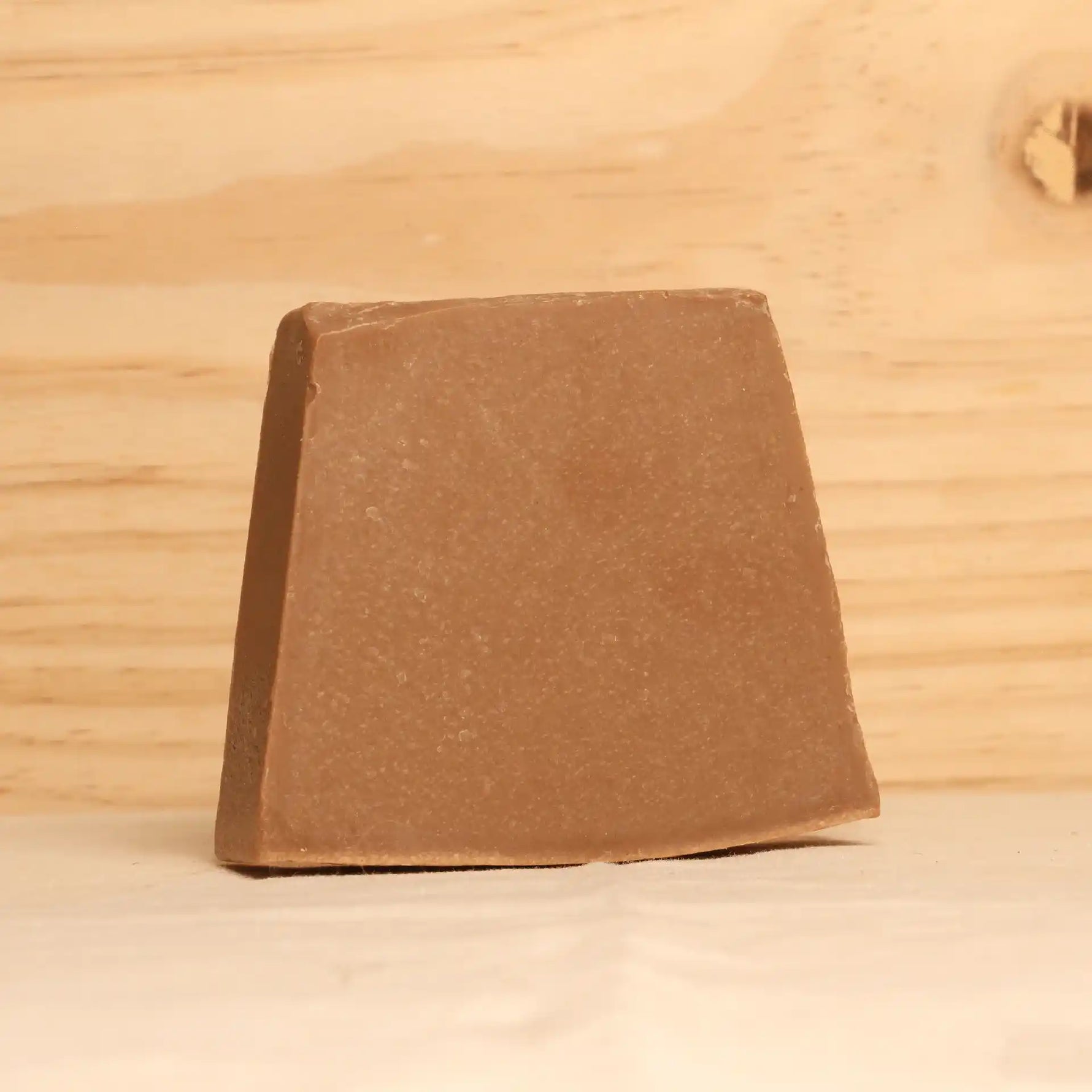 Zoom sur un pain de savon pour peaux sèches de 100 g de la marque Comme Avant