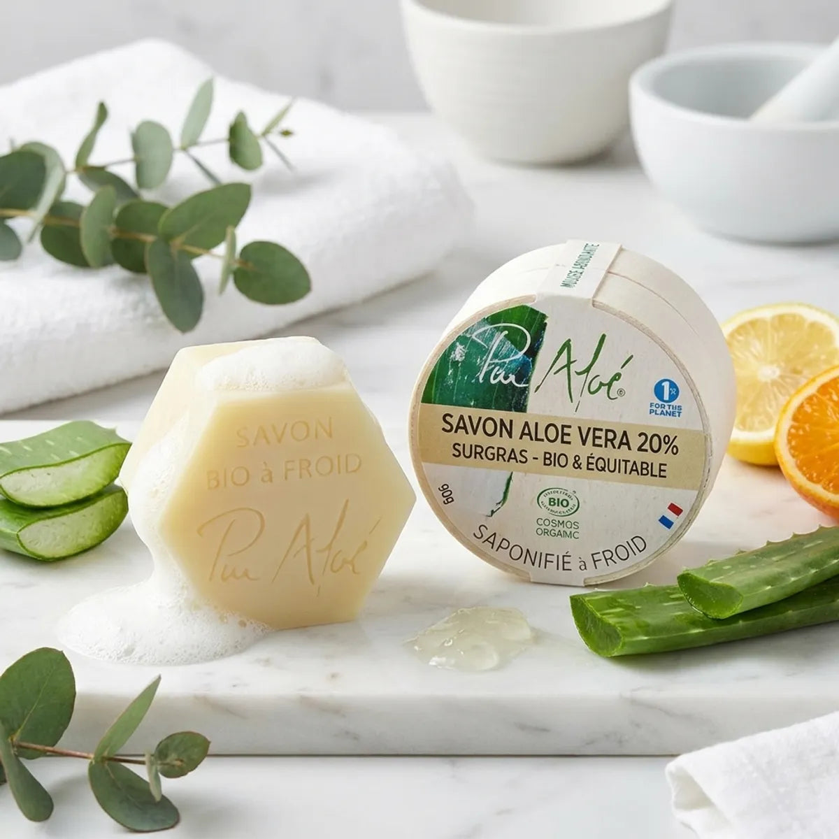 Savon saponifié froid Bio Pur'Aloé 90g avec mousse crémeuse sur marbre blanc