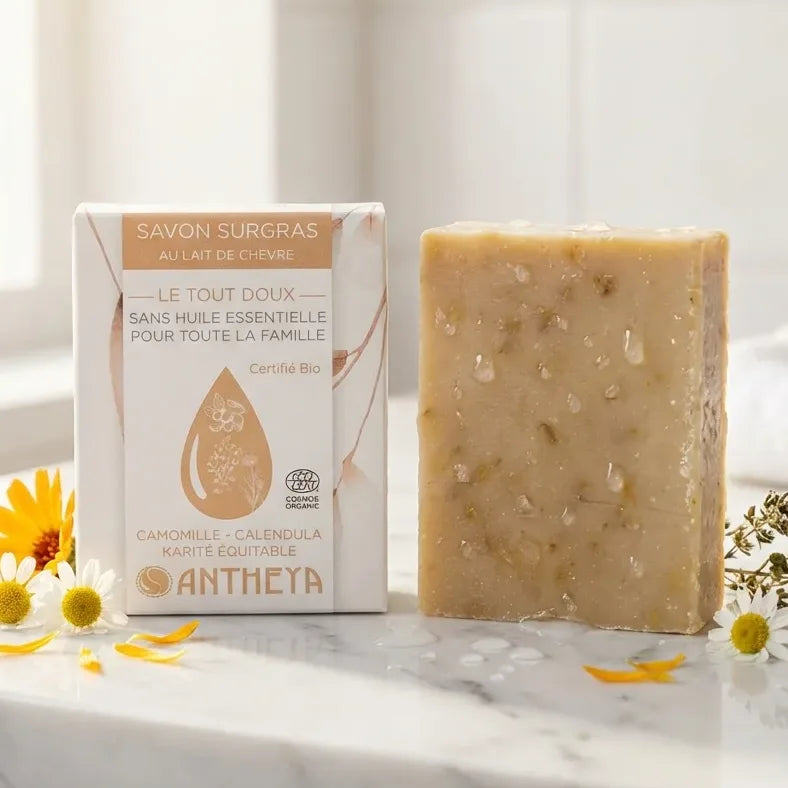 Savon solide Antheya au lait de chèvre 100g sur marbre blanc avec herbes fraîches