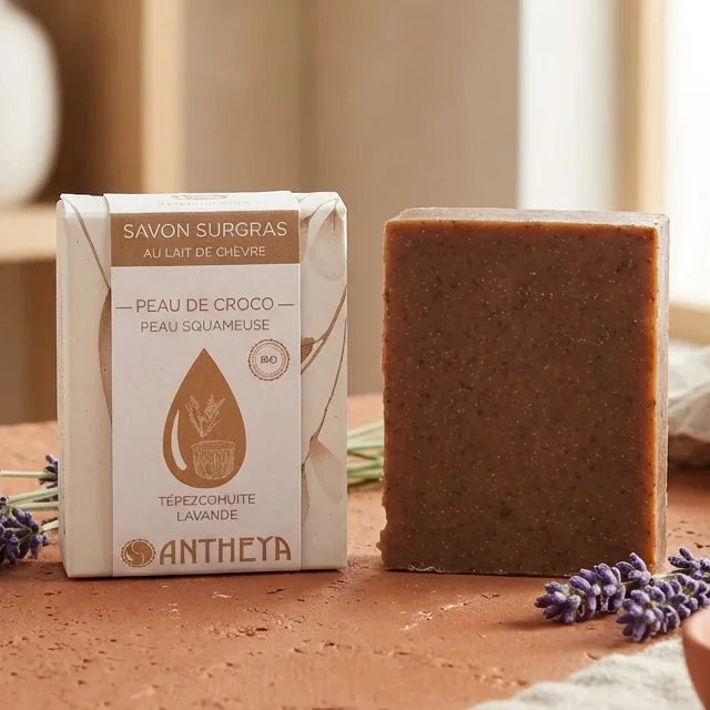 Savon solide Antheya au lait de chèvre pour peau squameuse, packaging beige et lavande