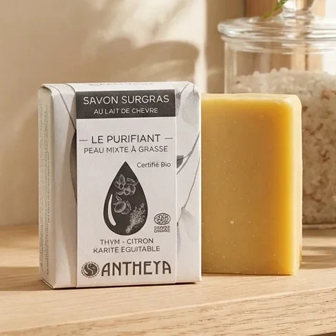 Savon solide lait de chèvre Antheya purifiant sur étagère minimaliste avec plantes