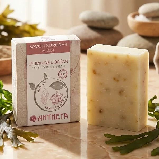 Savon solide aux algues Antheya pour peaux matures sur marbre avec algues fraîches
