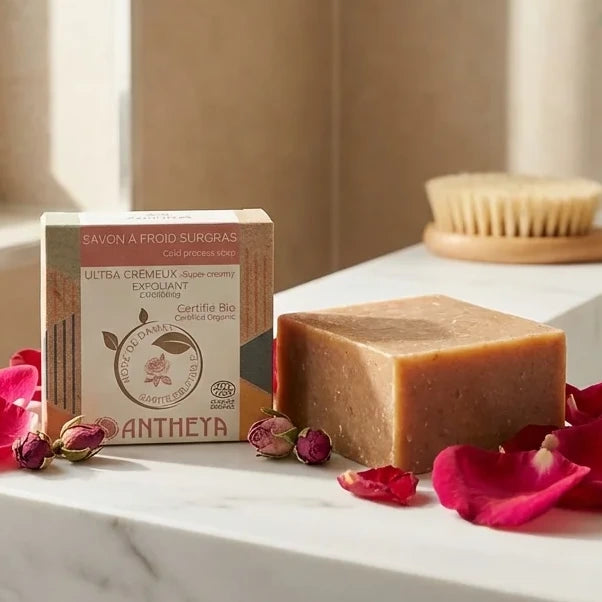 Savon solide Antheya crémeux pour peaux sensibles avec emballage rose et pétales naturels