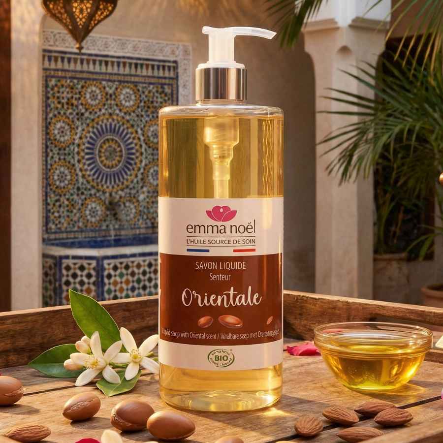 Un savon liquide de la marque emma noel à l'huile d'argan dans un décor oriental.