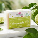 Savonnette Bergamote Bio Emma Noël 100g avec fruits et feuilles biologiques sur marbre blanc