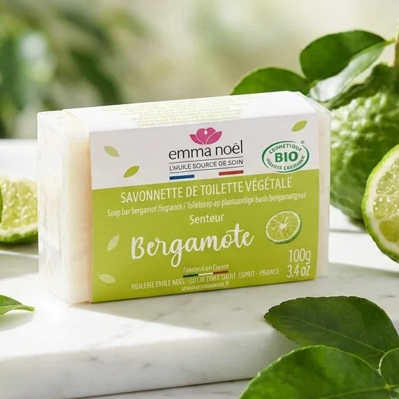 Savonnette Bergamote Bio Emma Noël 100g avec fruits et feuilles biologiques sur marbre blanc