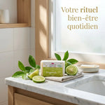 Savonnette Bergamote Bio Emma Noël 100g sur marbre avec citron et feuilles vertes