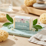 Savonnette hypoallergénique Emma Noël 100g sur marbre turquoise avec botaniques